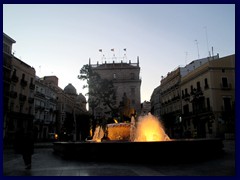 Valencia by night - Plaza Virgen